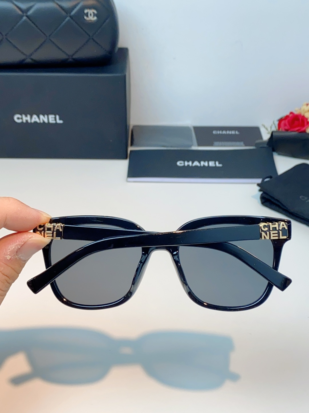 Chanel香奈儿 2026新款经典墨镜，是日常用和搭配都很合适的百搭款，镜腿上有香奈儿标志性的双C金属