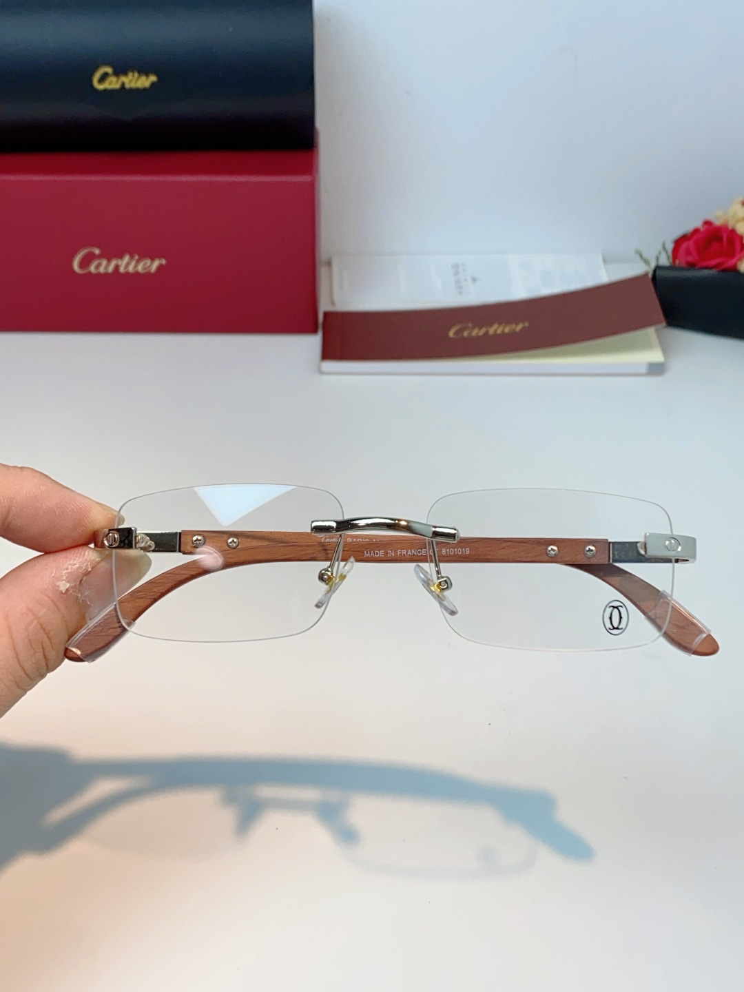 Cartier卡地亚 2026新款无框太阳镜，将法式奢华与自然质感揉进日常的绝佳代表。利落的无框矩形镜片