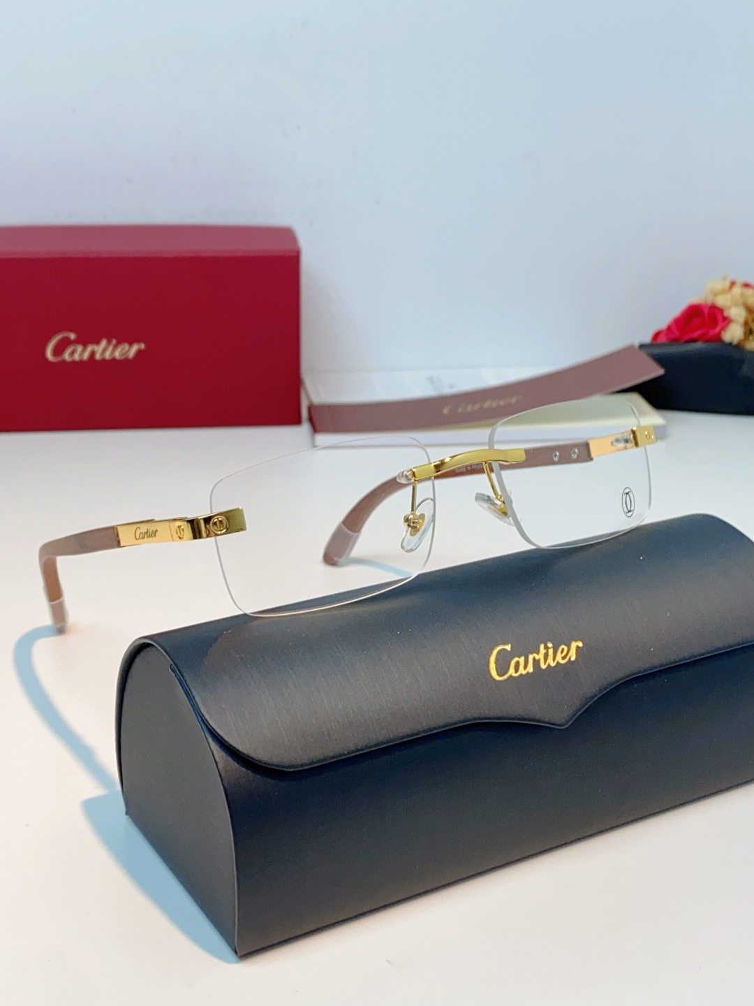 Cartier卡地亚 2026新款无框太阳镜，将法式奢华与自然质感揉进日常的绝佳代表。利落的无框矩形镜片