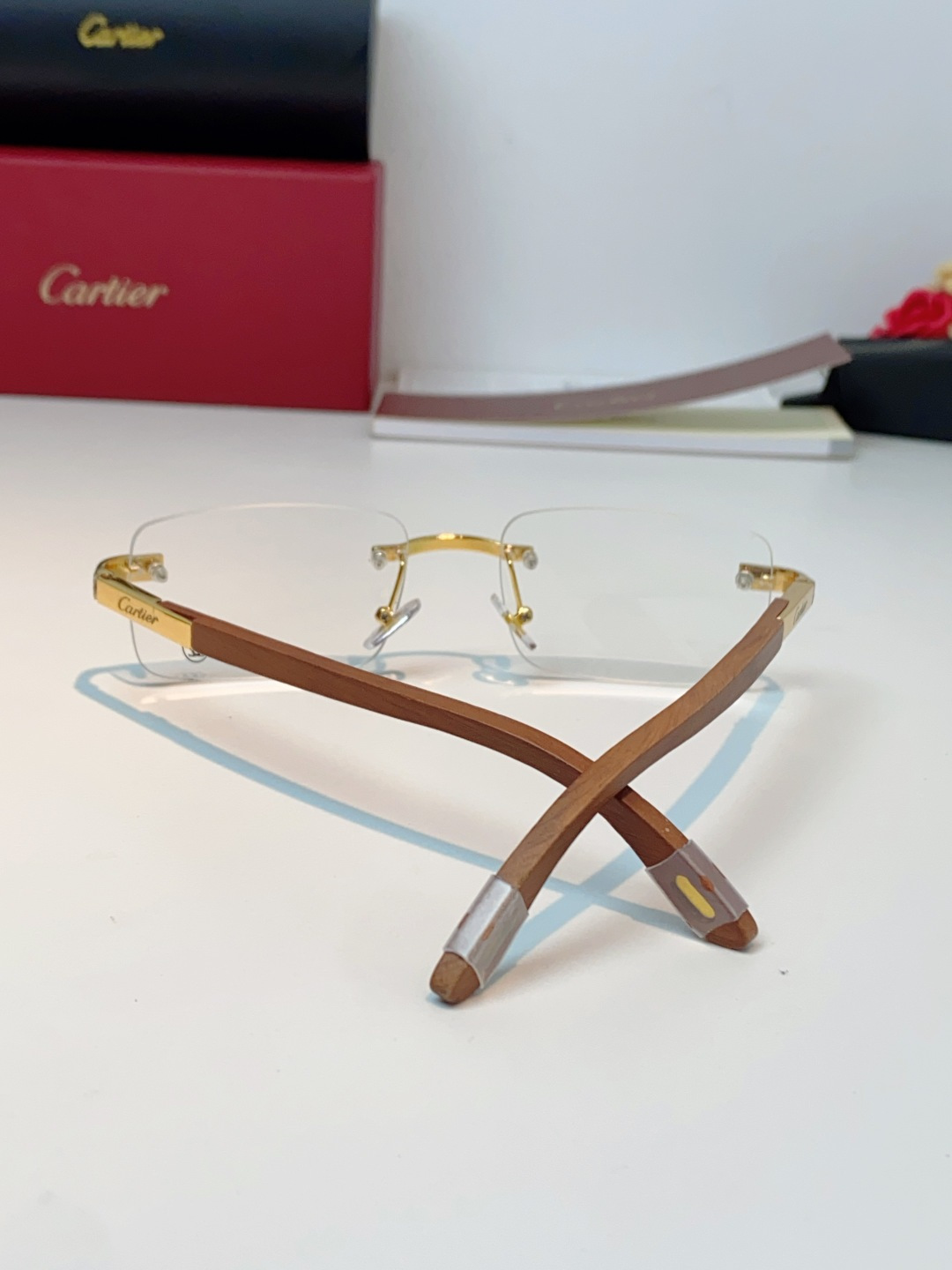 Cartier卡地亚 2026新款无框太阳镜，将法式奢华与自然质感揉进日常的绝佳代表。利落的无框矩形镜片