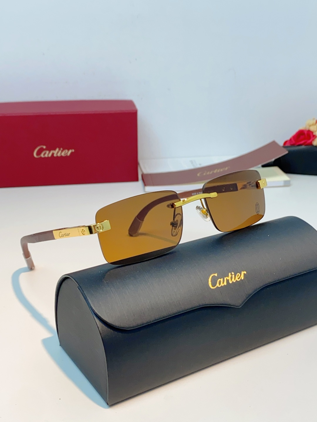 Cartier卡地亚 2026新款无框太阳镜，将法式奢华与自然质感揉进日常的绝佳代表。利落的无框矩形镜片