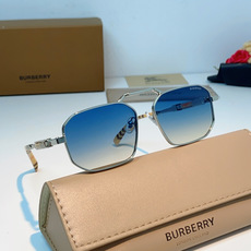 Burberry巴宝莉 英伦格调双梁太阳镜,将品牌标志性格纹元素融入设计细节。独特多边形镜框搭配精致金色 Burberry巴宝莉 英伦格调双梁太阳镜,将品牌标志性格纹元素融入设计细节。独特多边形镜框搭配精致金色
