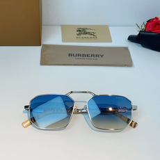 Burberry巴宝莉 英伦格调双梁太阳镜,将品牌标志性格纹元素融入设计细节。独特多边形镜框搭配精致金色 Burberry巴宝莉 英伦格调双梁太阳镜,将品牌标志性格纹元素融入设计细节。独特多边形镜框搭配精致金色