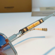 Burberry巴宝莉 英伦格调双梁太阳镜,将品牌标志性格纹元素融入设计细节。独特多边形镜框搭配精致金色 Burberry巴宝莉 英伦格调双梁太阳镜,将品牌标志性格纹元素融入设计细节。独特多边形镜框搭配精致金色