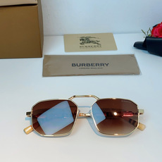Burberry巴宝莉 英伦格调双梁太阳镜,将品牌标志性格纹元素融入设计细节。独特多边形镜框搭配精致金色 Burberry巴宝莉 英伦格调双梁太阳镜,将品牌标志性格纹元素融入设计细节。独特多边形镜框搭配精致金色