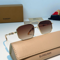 Burberry巴宝莉 英伦格调双梁太阳镜,将品牌标志性格纹元素融入设计细节。独特多边形镜框搭配精致金色 Burberry巴宝莉 英伦格调双梁太阳镜,将品牌标志性格纹元素融入设计细节。独特多边形镜框搭配精致金色