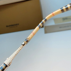 Burberry巴宝莉 英伦格调双梁太阳镜,将品牌标志性格纹元素融入设计细节。独特多边形镜框搭配精致金色 Burberry巴宝莉 英伦格调双梁太阳镜,将品牌标志性格纹元素融入设计细节。独特多边形镜框搭配精致金色
