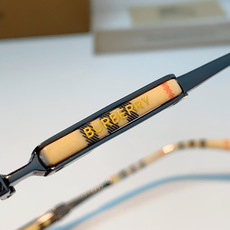 Burberry巴宝莉 英伦格调双梁太阳镜,将品牌标志性格纹元素融入设计细节。独特多边形镜框搭配精致金色 Burberry巴宝莉 英伦格调双梁太阳镜,将品牌标志性格纹元素融入设计细节。独特多边形镜框搭配精致金色