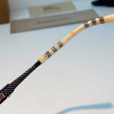 Burberry巴宝莉 英伦格调双梁太阳镜,将品牌标志性格纹元素融入设计细节。独特多边形镜框搭配精致金色 Burberry巴宝莉 英伦格调双梁太阳镜,将品牌标志性格纹元素融入设计细节。独特多边形镜框搭配精致金色