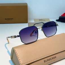 Burberry巴宝莉 英伦格调双梁太阳镜,将品牌标志性格纹元素融入设计细节。独特多边形镜框搭配精致金色 Burberry巴宝莉 英伦格调双梁太阳镜,将品牌标志性格纹元素融入设计细节。独特多边形镜框搭配精致金色