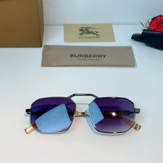 Burberry巴宝莉 英伦格调双梁太阳镜,将品牌标志性格纹元素融入设计细节。独特多边形镜框搭配精致金色 Burberry巴宝莉 英伦格调双梁太阳镜,将品牌标志性格纹元素融入设计细节。独特多边形镜框搭配精致金色