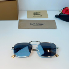 Burberry巴宝莉 英伦格调双梁太阳镜,将品牌标志性格纹元素融入设计细节。独特多边形镜框搭配精致金色 Burberry巴宝莉 英伦格调双梁太阳镜,将品牌标志性格纹元素融入设计细节。独特多边形镜框搭配精致金色