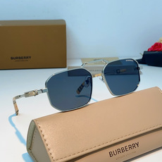 Burberry巴宝莉 英伦格调双梁太阳镜,将品牌标志性格纹元素融入设计细节。独特多边形镜框搭配精致金色 Burberry巴宝莉 英伦格调双梁太阳镜,将品牌标志性格纹元素融入设计细节。独特多边形镜框搭配精致金色