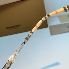 Burberry巴宝莉 英伦格调双梁太阳镜,将品牌标志性格纹元素融入设计细节。独特多边形镜框搭配精致金色 Burberry巴宝莉 英伦格调双梁太阳镜,将品牌标志性格纹元素融入设计细节。独特多边形镜框搭配精致金色