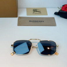 Burberry巴宝莉 英伦格调双梁太阳镜,将品牌标志性格纹元素融入设计细节。独特多边形镜框搭配精致金色 Burberry巴宝莉 英伦格调双梁太阳镜,将品牌标志性格纹元素融入设计细节。独特多边形镜框搭配精致金色