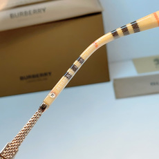 Burberry巴宝莉 英伦格调双梁太阳镜,将品牌标志性格纹元素融入设计细节。独特多边形镜框搭配精致金色 Burberry巴宝莉 英伦格调双梁太阳镜,将品牌标志性格纹元素融入设计细节。独特多边形镜框搭配精致金色