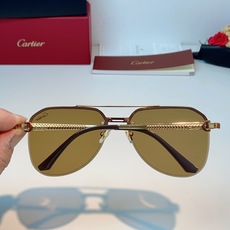 Cartier 飞行员款无框太阳镜,以品牌标志性的优雅格调,重塑都市绅士的日常造型。无框设计搭配精致金色 Cartier 飞行员款无框太阳镜,以品牌标志性的优雅格调,重塑都市绅士的日常造型。无框设计搭配精致金色