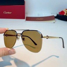 Cartier 飞行员款无框太阳镜,以品牌标志性的优雅格调,重塑都市绅士的日常造型。无框设计搭配精致金色 Cartier 飞行员款无框太阳镜,以品牌标志性的优雅格调,重塑都市绅士的日常造型。无框设计搭配精致金色
