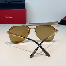 Cartier 飞行员款无框太阳镜,以品牌标志性的优雅格调,重塑都市绅士的日常造型。无框设计搭配精致金色 Cartier 飞行员款无框太阳镜,以品牌标志性的优雅格调,重塑都市绅士的日常造型。无框设计搭配精致金色