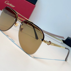 Cartier 飞行员款无框太阳镜,以品牌标志性的优雅格调,重塑都市绅士的日常造型。无框设计搭配精致金色 Cartier 飞行员款无框太阳镜,以品牌标志性的优雅格调,重塑都市绅士的日常造型。无框设计搭配精致金色