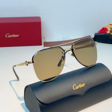 Cartier 飞行员款无框太阳镜,以品牌标志性的优雅格调,重塑都市绅士的日常造型。无框设计搭配精致金色 Cartier 飞行员款无框太阳镜,以品牌标志性的优雅格调,重塑都市绅士的日常造型。无框设计搭配精致金色