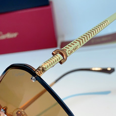 Cartier 飞行员款无框太阳镜,以品牌标志性的优雅格调,重塑都市绅士的日常造型。无框设计搭配精致金色 Cartier 飞行员款无框太阳镜,以品牌标志性的优雅格调,重塑都市绅士的日常造型。无框设计搭配精致金色