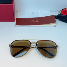 Cartier 飞行员款无框太阳镜,以品牌标志性的优雅格调,重塑都市绅士的日常造型。无框设计搭配精致金色 Cartier 飞行员款无框太阳镜,以品牌标志性的优雅格调,重塑都市绅士的日常造型。无框设计搭配精致金色