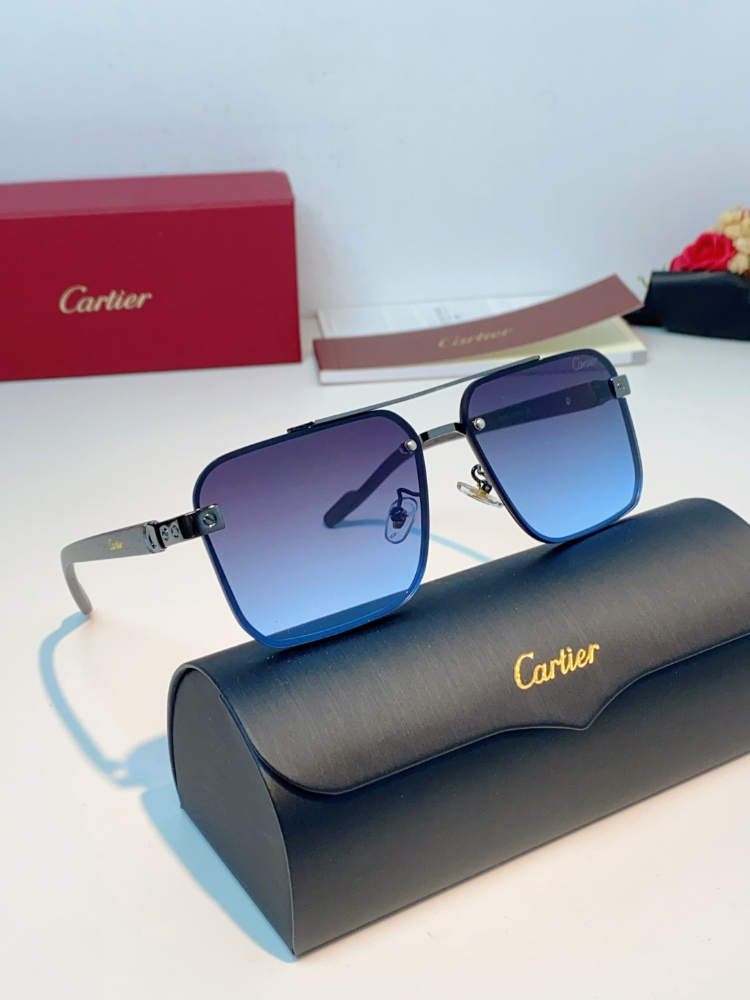 Cartier卡地亚 双梁飞行员式太阳镜 | 绅士格调的奢华表达。这副墨镜以经典的双梁飞行员造型为灵感, Cartier卡地亚 双梁飞行员式太阳镜 | 绅士格调的奢华表达。这副墨镜以经典的双梁飞行员造型为灵感,