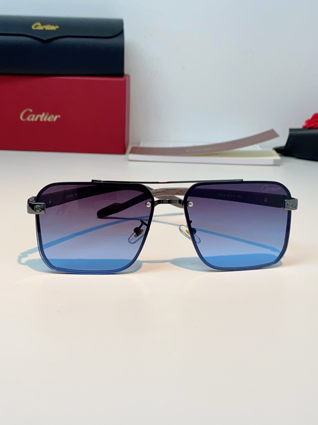 Cartier卡地亚 双梁飞行员式太阳镜 | 绅士格调的奢华表达。这副墨镜以经典的双梁飞行员造型为灵感, Cartier卡地亚 双梁飞行员式太阳镜 | 绅士格调的奢华表达。这副墨镜以经典的双梁飞行员造型为灵感,