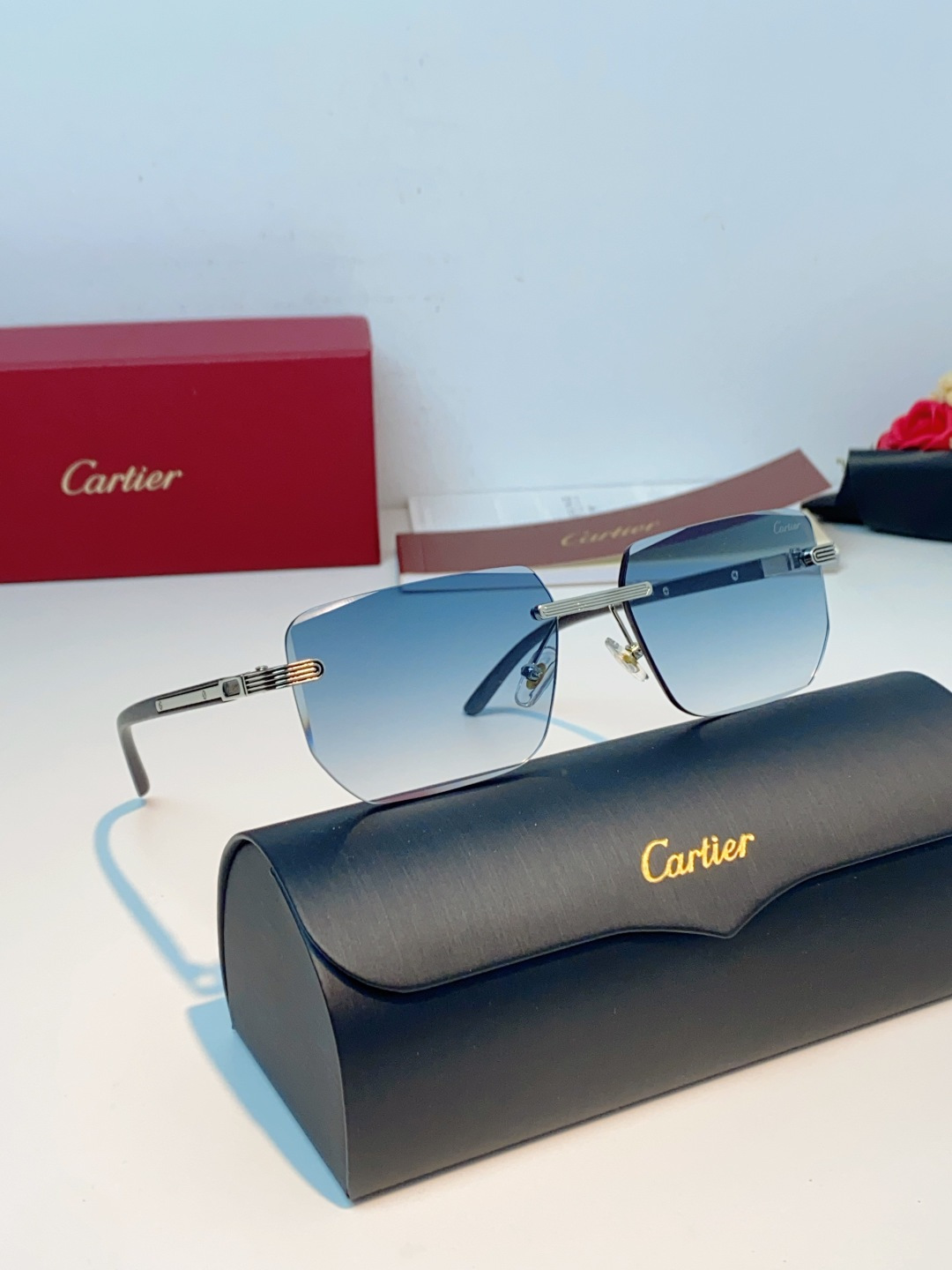 Cartier卡地亚 这副墨镜，直接把“低调贵气”焊在脸上！✨谁懂啊！这副Cartier无框墨镜真的太绝