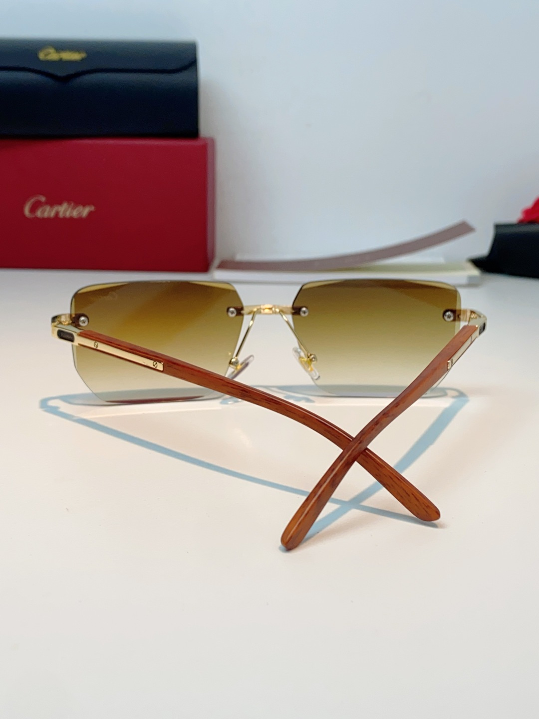 Cartier卡地亚 这副墨镜，直接把“低调贵气”焊在脸上！✨谁懂啊！这副Cartier无框墨镜真的太绝