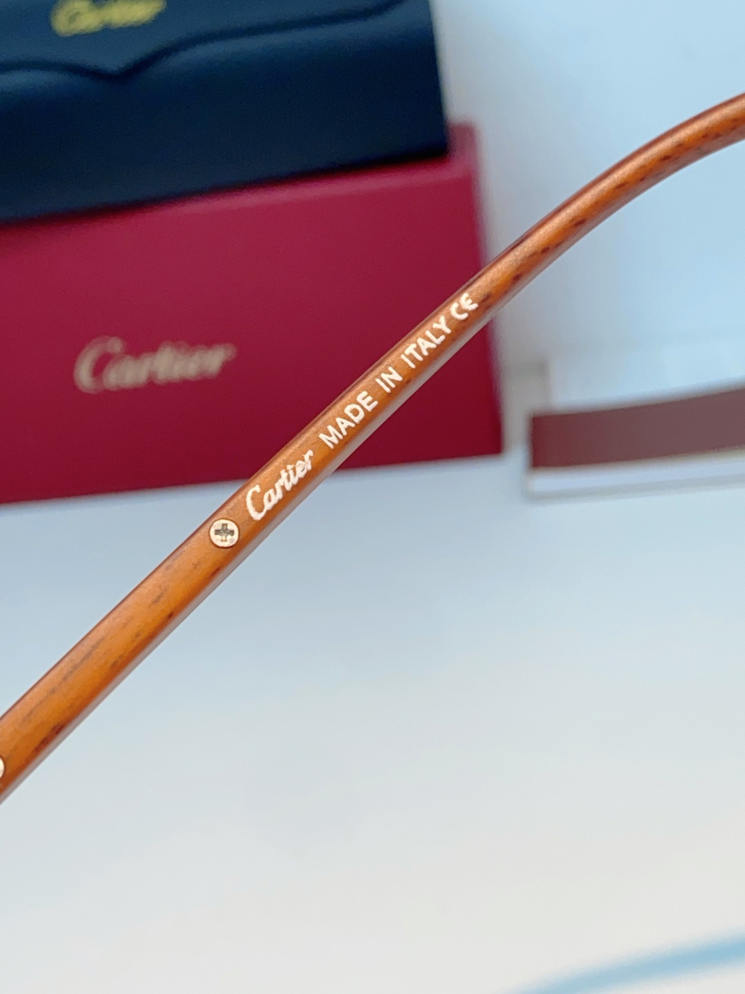 Cartier卡地亚 这副墨镜，直接把“低调贵气”焊在脸上！✨谁懂啊！这副Cartier无框墨镜真的太绝