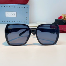 Gucci古奇 经典方形大框太阳镜 | 自带气场的氛围感神器这副墨镜以品牌标志性的方形大框设计为基底,利 Gucci古奇 经典方形大框太阳镜 | 自带气场的氛围感神器这副墨镜以品牌标志性的方形大框设计为基底,利