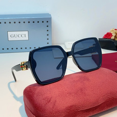 Gucci古奇 经典方形大框太阳镜 | 自带气场的氛围感神器这副墨镜以品牌标志性的方形大框设计为基底,利 Gucci古奇 经典方形大框太阳镜 | 自带气场的氛围感神器这副墨镜以品牌标志性的方形大框设计为基底,利