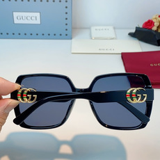 Gucci古奇 经典方形大框太阳镜 | 自带气场的氛围感神器这副墨镜以品牌标志性的方形大框设计为基底,利 Gucci古奇 经典方形大框太阳镜 | 自带气场的氛围感神器这副墨镜以品牌标志性的方形大框设计为基底,利