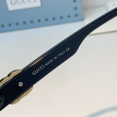 Gucci古奇 经典方形大框太阳镜 | 自带气场的氛围感神器这副墨镜以品牌标志性的方形大框设计为基底,利 Gucci古奇 经典方形大框太阳镜 | 自带气场的氛围感神器这副墨镜以品牌标志性的方形大框设计为基底,利