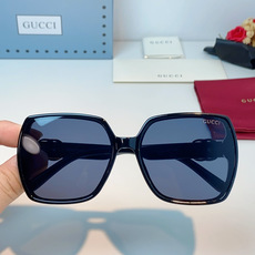 Gucci古奇 经典方形大框太阳镜 | 自带气场的氛围感神器这副墨镜以品牌标志性的方形大框设计为基底,利 Gucci古奇 经典方形大框太阳镜 | 自带气场的氛围感神器这副墨镜以品牌标志性的方形大框设计为基底,利