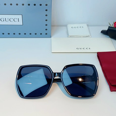 Gucci古奇 经典方形大框太阳镜 | 自带气场的氛围感神器这副墨镜以品牌标志性的方形大框设计为基底,利 Gucci古奇 经典方形大框太阳镜 | 自带气场的氛围感神器这副墨镜以品牌标志性的方形大框设计为基底,利