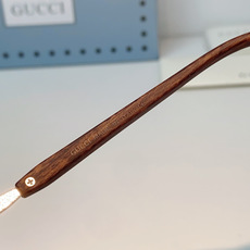Gucci古奇 无框木纹镜腿太阳镜 | 复古与奢华的平衡表达这副墨镜以利落的无框方形切割为设计核心,搭配 Gucci古奇 无框木纹镜腿太阳镜 | 复古与奢华的平衡表达这副墨镜以利落的无框方形切割为设计核心,搭配