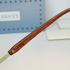 Gucci古奇 无框木纹镜腿太阳镜 | 复古与奢华的平衡表达这副墨镜以利落的无框方形切割为设计核心,搭配 Gucci古奇 无框木纹镜腿太阳镜 | 复古与奢华的平衡表达这副墨镜以利落的无框方形切割为设计核心,搭配