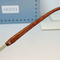 Gucci古奇 无框木纹镜腿太阳镜 | 复古与奢华的平衡表达这副墨镜以利落的无框方形切割为设计核心,搭配 Gucci古奇 无框木纹镜腿太阳镜 | 复古与奢华的平衡表达这副墨镜以利落的无框方形切割为设计核心,搭配
