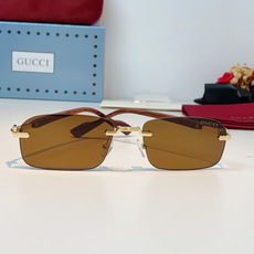Gucci古奇 无框木纹镜腿太阳镜 | 复古与奢华的平衡表达这副墨镜以利落的无框方形切割为设计核心,搭配 Gucci古奇 无框木纹镜腿太阳镜 | 复古与奢华的平衡表达这副墨镜以利落的无框方形切割为设计核心,搭配
