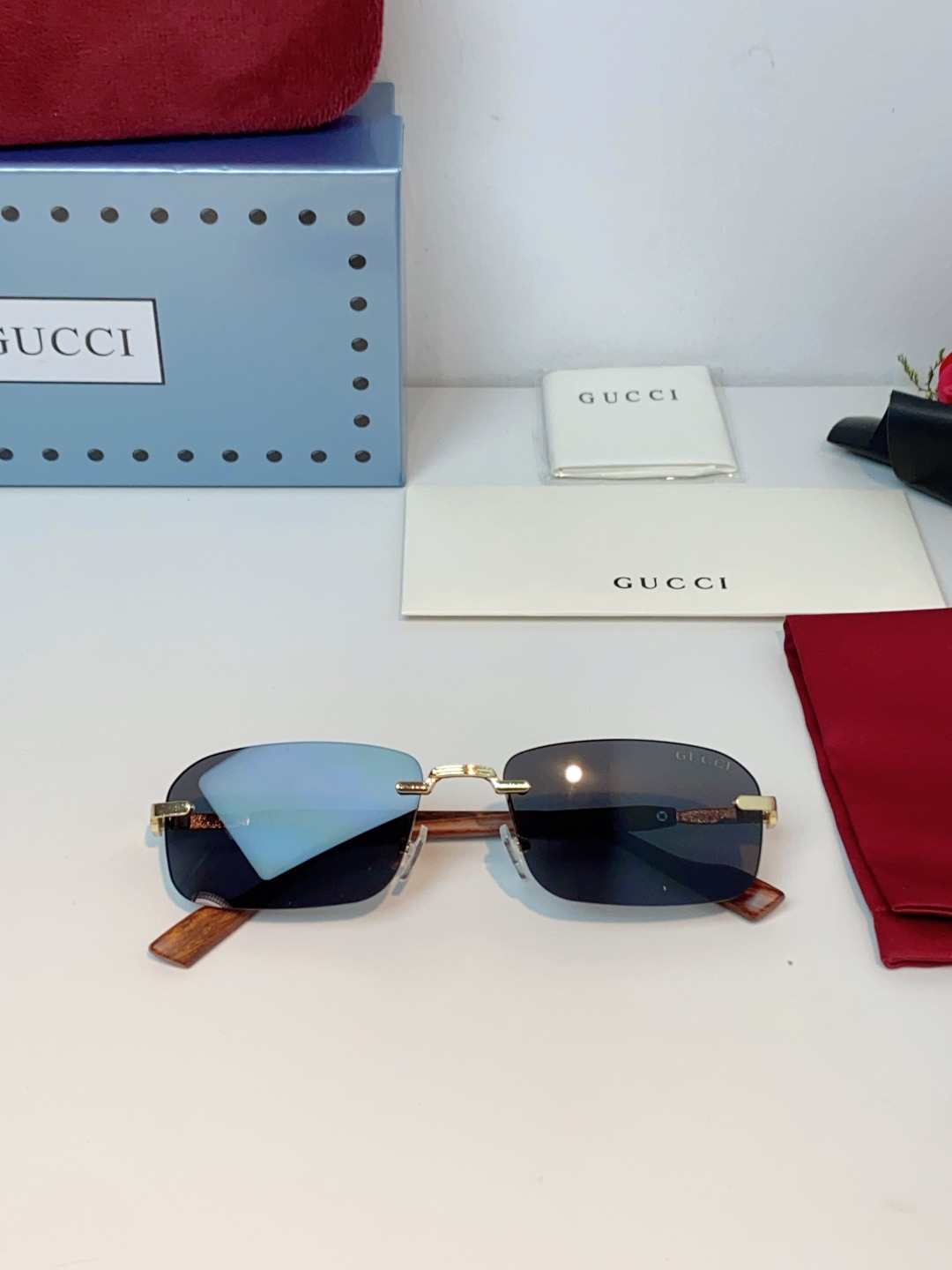 Gucci古奇 无框木纹镜腿太阳镜 | 复古与奢华的平衡表达这副墨镜以利落的无框方形切割为设计核心，搭配