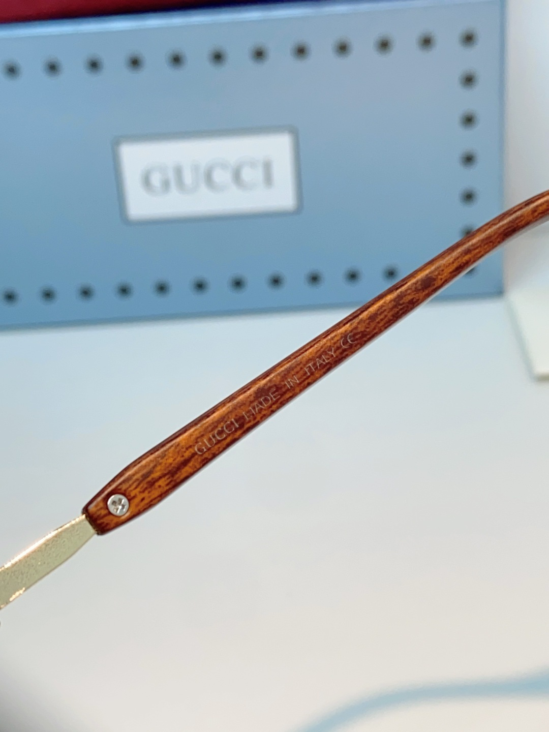 Gucci古奇 无框木纹镜腿太阳镜 | 复古与奢华的平衡表达这副墨镜以利落的无框方形切割为设计核心，搭配