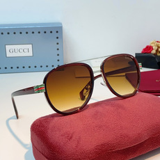 Gucci古奇 经典飞行员款太阳镜 | 复古与轻奢的碰撞,这副墨镜以经典的飞行员造型为灵感,利落的双梁设 Gucci古奇 经典飞行员款太阳镜 | 复古与轻奢的碰撞,这副墨镜以经典的飞行员造型为灵感,利落的双梁设