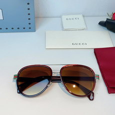 Gucci古奇 经典飞行员款太阳镜 | 复古与轻奢的碰撞,这副墨镜以经典的飞行员造型为灵感,利落的双梁设 Gucci古奇 经典飞行员款太阳镜 | 复古与轻奢的碰撞,这副墨镜以经典的飞行员造型为灵感,利落的双梁设