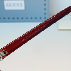 Gucci古奇 经典飞行员款太阳镜 | 复古与轻奢的碰撞,这副墨镜以经典的飞行员造型为灵感,利落的双梁设 Gucci古奇 经典飞行员款太阳镜 | 复古与轻奢的碰撞,这副墨镜以经典的飞行员造型为灵感,利落的双梁设