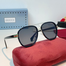 Gucci古奇 经典飞行员款太阳镜 | 复古与轻奢的碰撞,这副墨镜以经典的飞行员造型为灵感,利落的双梁设 Gucci古奇 经典飞行员款太阳镜 | 复古与轻奢的碰撞,这副墨镜以经典的飞行员造型为灵感,利落的双梁设