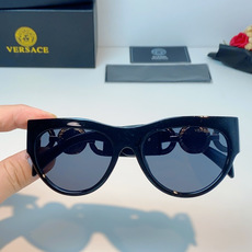 Versace范思哲 猫眼美杜莎饰标太阳镜 | 张扬个性的奢美表达这副墨镜以经典猫眼造型为基底,高版镜框 Versace范思哲 猫眼美杜莎饰标太阳镜 | 张扬个性的奢美表达这副墨镜以经典猫眼造型为基底,高版镜框