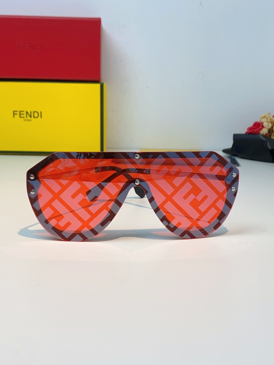 Fendi芬迪 无框飞行员式太阳镜 | 摩登老花的先锋表达，这副墨镜以先锋的一体式无框设计为核心，利落的